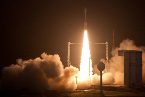 La partenza del razzo vettore Vega (foto ESA - S. Corvaja)