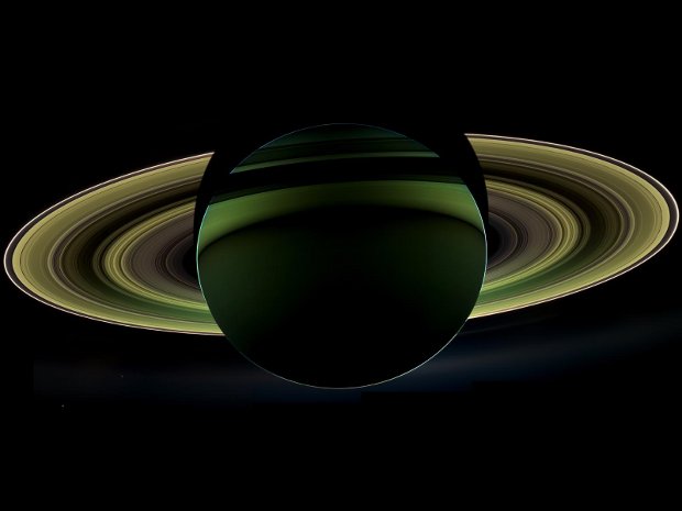 Mosaico di fotografie scattate dalla sonda spaziale Cassini nell'ombra del pianeta Saturno (Immagine NASA/JPL-Caltech/Space Science Institute)