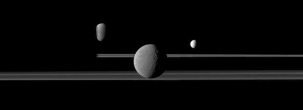 Gli anelli di Saturno assieme ai satelliti Dione, Rea ed Encelado fotografati dalla sonda spaziale Cassini (Foto NASA/JPL/Space Science Institute)