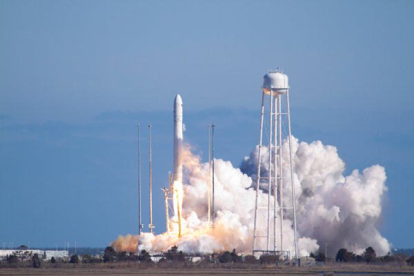 Il razzo Antares di Orbital Science alla partenza (Foto NASA/Bill Ingalls)