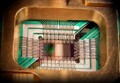 Un chip quantistico a 128 qubit di D-Wave (Foto D-Wave Systems)