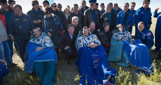 Gli astronauti Chris Hadfield, Roman Romanenko e Thomas Marshburn dopo l'atterraggio (Immagine NASA TV)