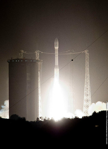 Il razzo vettore Vega al decollo della missione VV02 (Foto ESA–S. Corvaja)