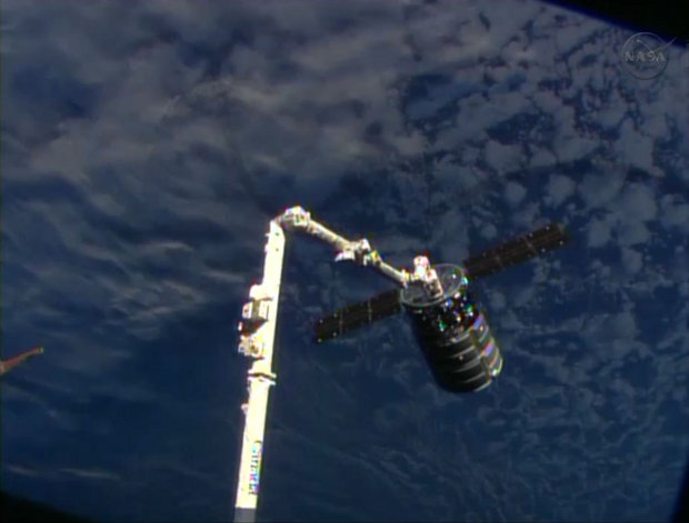 La navicella spaziale Cygnus di Orbital Sciences catturata dalla Stazione Spaziale Internationale (Immagine NASA TV)