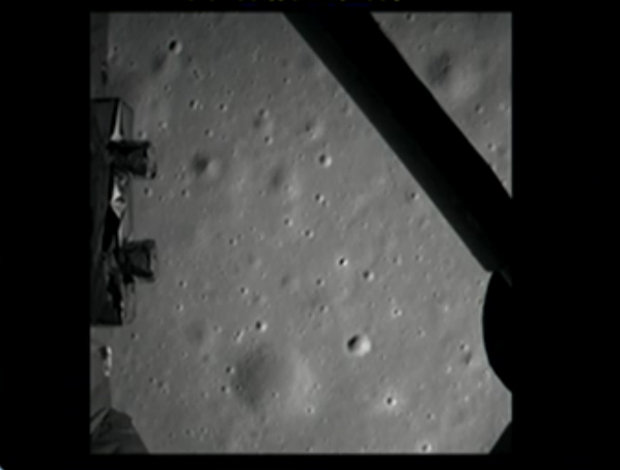Foto della Luna scattata dalla sonda spaziale cinese chang'e 3 durante l'allunaggio (Foto cortesia CNTV. Tutti i diritti riservati)