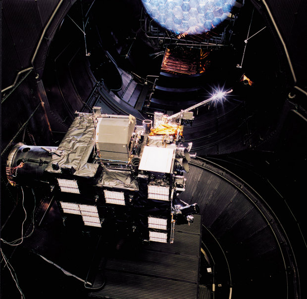 La sonda spaziale Rosetta durante il test nel simulatore spaziale (Foto ESA–A. Van der Geest)