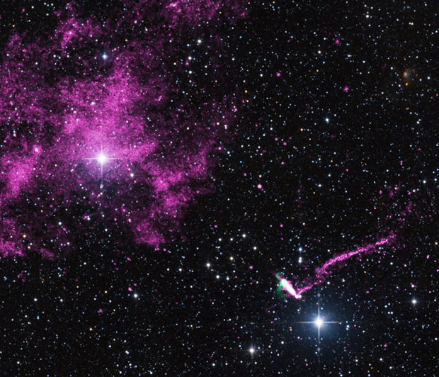 La pulsar IGR J11014-6103 con la sua coda in basso a destra e ciò che rimane della supernova che l'ha originata in alto a sinistra in un'immagine composta dalle osservazioni del telescopio spaziale Chandra, dell'Australia Compact Telescope Array e dell'indagine 2MASS (Immagine NASA/CXC/ISDC)