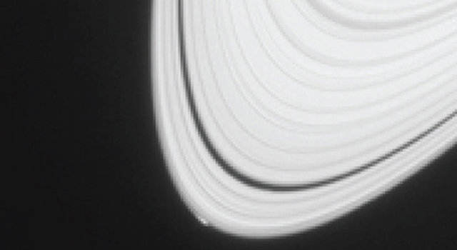 Particolare degli anelli di Saturno che mostrano la perturbazione sul bordo esterno causata da Peggy (Foto NASA/JPL-Caltech/Space Science Institute)