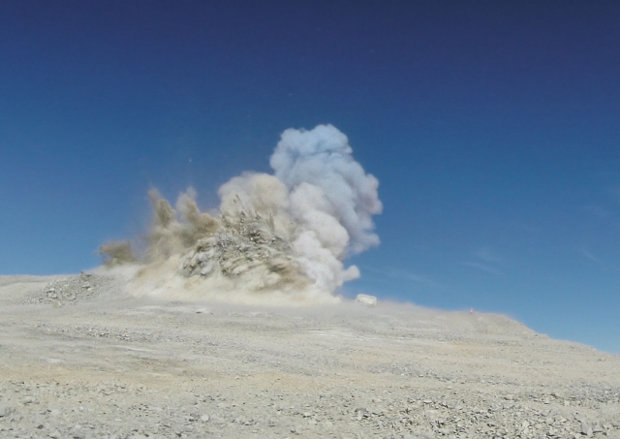 L'esplosione sulla cima del Cerro Armazones (Foto ESO)