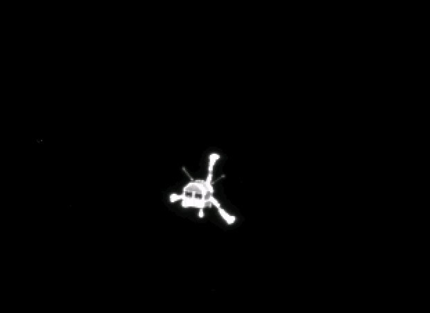 Il lander Philae visto dalla sonda spaziale Rosetta durante la manovra di atterraggio sulla cometa 67P/Churyumov-Gerasimenko (Immagine ESA/Rosetta/MPS for OSIRIS Team MPS/UPD/LAM/IAA/SSO/INTA/UPM/DASP/IDA)