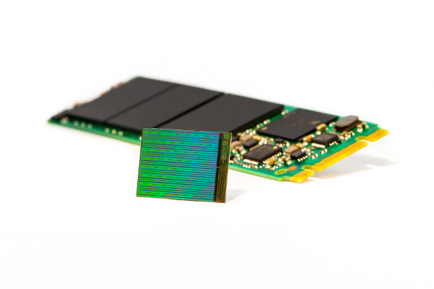 Un die NAND 3D e un SSD M.2 (Immagine cortesia Intel. Tutti i diritti riservati)