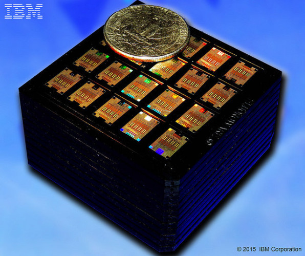 Centinaia di chip fotonici al silicio di IBM e una moneta americana per confrontarne la dimensione (Immagine cortesia IBM. Tutti i diritti riservati)