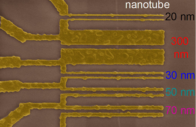 Circuiti ai nanotubi di carbonio. Le linee gialle sono i contatti di varie dimensioni, in verticale appena visibile in bianco il nanotubo (Immagine cortesia IBM Research)