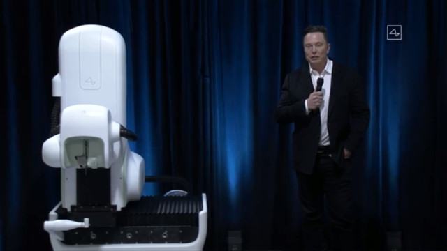 Elon Musk con il robot chirurgo (Immagine cortesia Neuralink)