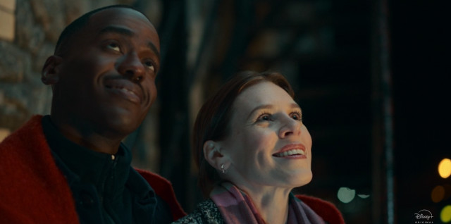 Il Quindicesimo Dottore (Ncuti Gatwa) e Anita (Stephanie de Whalley) in Joy to The World (Immagine cortesia BBC / Disney+)