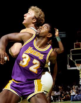 Magic Johnson nelle finali NBA 1985 contro il suo arcirivale Larry Bird