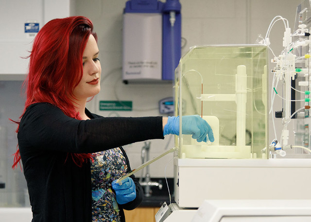 Stephanie Suarez in laboratorio (Foto cortesia Chris Watts, University of Houston)