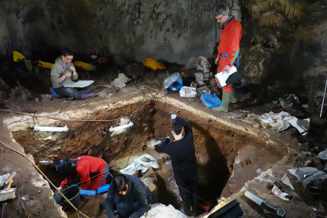 Scavi nella grotta di Galería de las Estatuas (Foto cortesia Javier Trueba - Madrid Scientific Films)