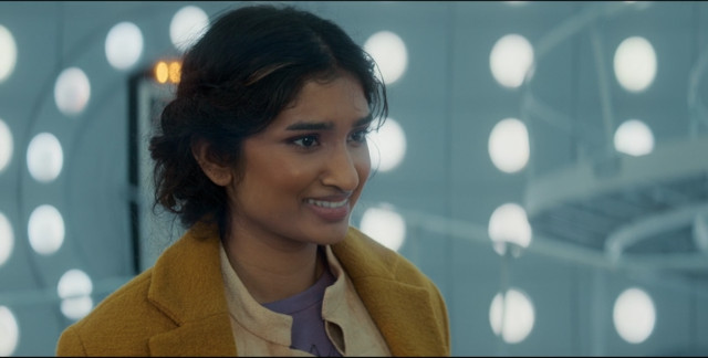Belinda Chandra (Varada Sethu) ne La Rivoluzione dei Robot (Immagine cortesia BBC / Disney+)