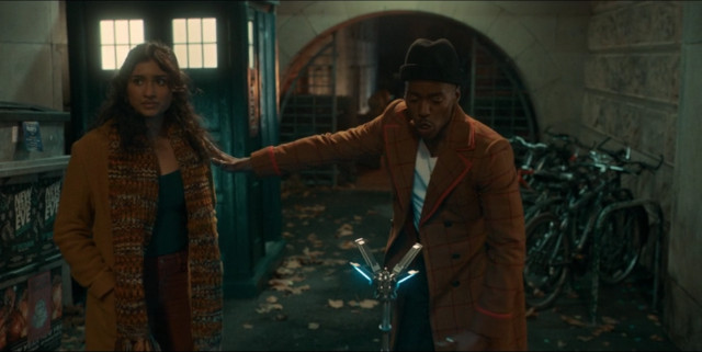 Belinda Chandra (Varada Sethu) e il Quindicesimo Dottore (Ncuti Gatwa) in Giorno Fortunato (Immagine cortesia BBC / Disney+)