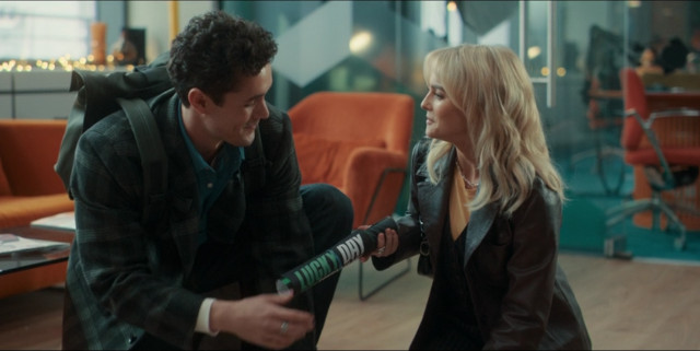 Conrad Clark (Jonah Hauer-King) e Ruby Sunday (Millie Gibson) in Giorno Fortunato (Immagine cortesia BBC / Disney+)