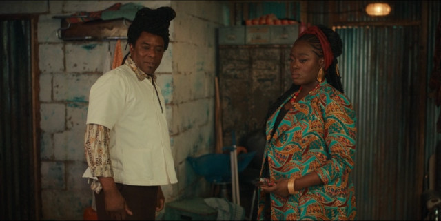 Il Barbiere (Ariyon Bakare) e Abena (Michelle Asante) ne La storia e il motore (Immagine cortesia BBC / Disney+)